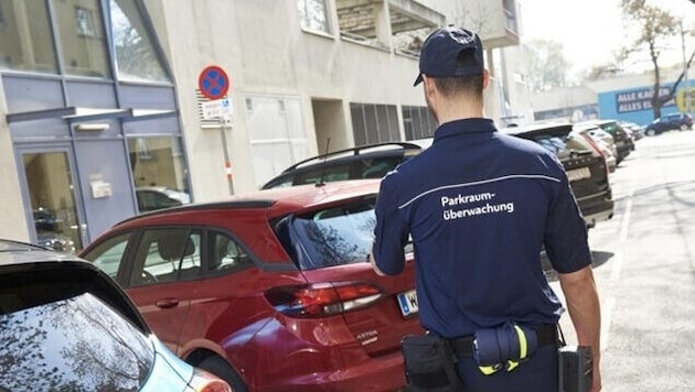 Parksheriff überprüft auch Parkscheine.