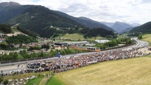 Tausende Teilnehmer protestierten am Samstag auf der A13.