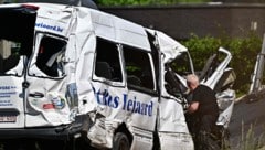 Der Lenker des Schülertransporters befuhr trotz gesenkter Schranken und Rotlichts die ...