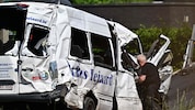 Der Lenker des Schülertransporters befuhr trotz gesenkter Schranken und Rotlichts die ...