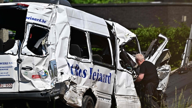 Der Lenker des Schülertransporters befuhr trotz gesenkter Schranken und Rotlichts die ...