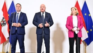 Nach einem „Spitzengespräch“ im Kanzleramt einigten sich Andreas Babler, Stocker und Beate ...