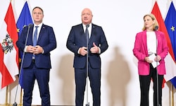 Nach einem „Spitzengespräch“ im Kanzleramt einigten sich Andreas Babler, Stocker und Beate ...
