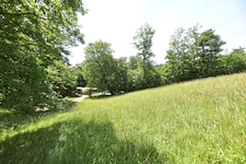 Um jene Wiese nahe der Höhenstraße ereigneten sich die perversen Vorfälle.