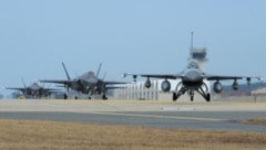 Die USA haben derzeit die F-35A Lightning II-Tarnkappenjets in Großbritannien stationiert – sie ...