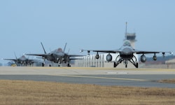 Die USA haben derzeit die F-35A Lightning II-Tarnkappenjets in Großbritannien stationiert – sie ...