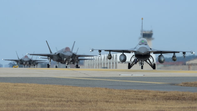 Die USA haben derzeit die F-35A Lightning II-Tarnkappenjets in Großbritannien stationiert – sie ...