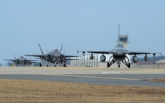 Die USA haben derzeit die F-35A Lightning II-Tarnkappenjets in Großbritannien stationiert – sie ...
