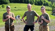 Hirte Mario Muxel mit Mario Amann, Obmann der Emser Alpen, und Magdalena Muxel.