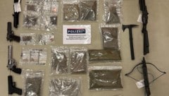 Die Polizei stellte große Mengen Cannabis und mehrere Waffen sicher.