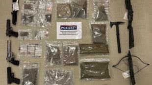 Die Polizei stellte große Mengen Cannabis und mehrere Waffen sicher.
