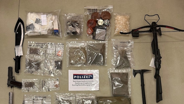 Die Polizei stellte große Mengen Cannabis und mehrere Waffen sicher.