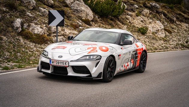 Die Kombination aus Bergstraßen und sportlichen Autos, wie dieser Toyota Supra, haben schon ...