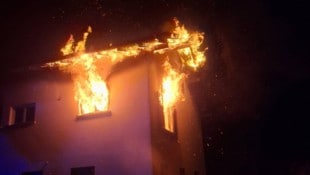 Die Flammen erfassten auch Teile der Dachkonstruktion.