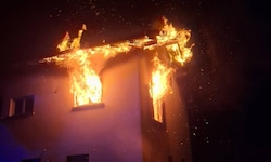 Die Flammen erfassten auch Teile der Dachkonstruktion.