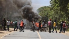 Hunderte Menschen demonstrierten in Nanyuki gegen die Ebola-Station – dabei wurden auch ...