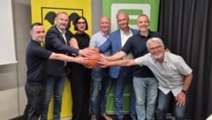 Der Vorstand des UBSC Graz trat ab und übergab an Kerstin Höger und Martin Mitter (Bildmitte).