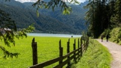 Wanderweg am Achensee in Tirol