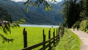Wanderweg am Achensee in Tirol