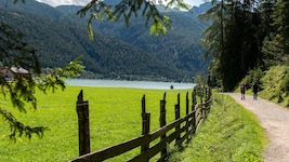 Wanderweg am Achensee in Tirol