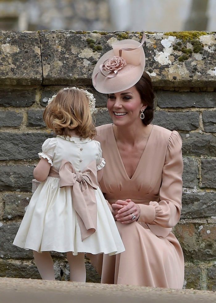 Prinzessin Kate mit der noch kleinen Prinzessin Charlotte bei der Hochzeit ihrer Schwester Pippa ...