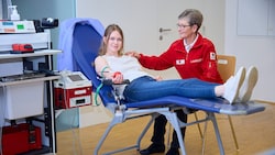 Blut zu spenden ist in einer Hitzewelle „sogar dringend nötig“.