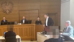 Raubprozess in Saal 29 in Klagenfurt – der Terror-Glaskäfig ist wieder abgebaut worden.