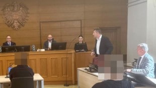 Raubprozess in Saal 29 in Klagenfurt – der Terror-Glaskäfig ist wieder abgebaut worden.