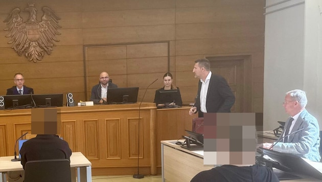 Raubprozess in Saal 29 in Klagenfurt – der Terror-Glaskäfig ist wieder abgebaut worden.