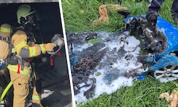 Die alarmierte Feuerwehr löschte Glutnester ab und kontrollierte die Garage mit einer ...