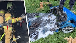 Die alarmierte Feuerwehr löschte Glutnester ab und kontrollierte die Garage mit einer ...