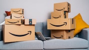 In vielen österreichischen Wohnräumen stapeln sich Pakete von Amazon.