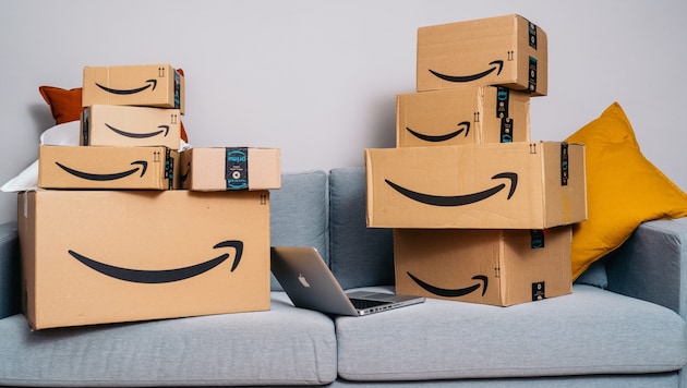 In vielen österreichischen Wohnräumen stapeln sich Pakete von Amazon.