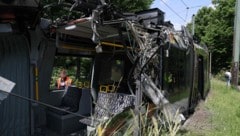 Bei dem Crash riss die rechte Seite der Straßenbahn komplett auf.