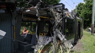 Bei dem Crash riss die rechte Seite der Straßenbahn komplett auf.