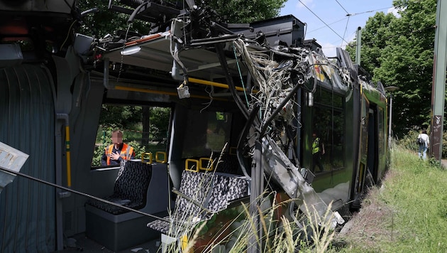 Bei dem Crash riss die rechte Seite der Straßenbahn komplett auf.