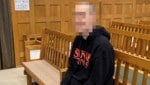 Der Angeklagte ist geistig minderbegabt und leidet an einem unkontrollierten Sexualtrieb.