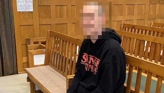 Der Angeklagte ist geistig minderbegabt und leidet an einem unkontrollierten Sexualtrieb.