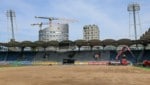 Im Stadion Graz-Liebenau fahren derzeit die schweren Maschinen auf. Der Fußballplatz ist über ...