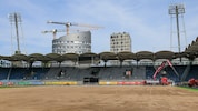 Im Stadion Graz-Liebenau fahren derzeit die schweren Maschinen auf. Der Fußballplatz ist über ...