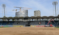 Im Stadion Graz-Liebenau fahren derzeit die schweren Maschinen auf. Der Fußballplatz ist über ...