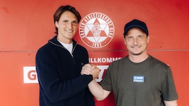 Sportchef Tino Wawra (re.) durfte mit Matthias Gragger einen neuen Spieler begrüßen.