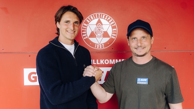 Sportchef Tino Wawra (re.) durfte mit Matthias Gragger einen neuen Spieler begrüßen.