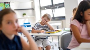 Halfpoint - stock.adobe.com Völlig fertig durch unerträgliche Temperaturen im Klassenzimmer