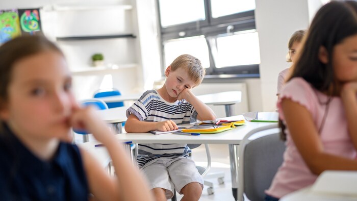 Bei hohen Temperaturen, wie sie im Juni herrschten, ist Konzentration im Klassenzimmer ...