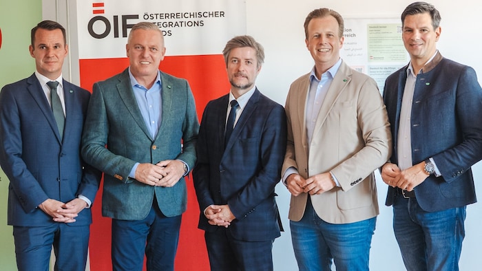 ÖIF-Direktor Franz Wolf (3. v. l.) mit Landesrat Hermann, Landeshauptmann Kunasek und den ...