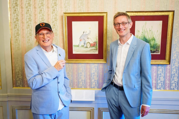 Otto und Direktor Ralph Gleis vor den Werken von Waalkes (li.) und Dürer (re.)