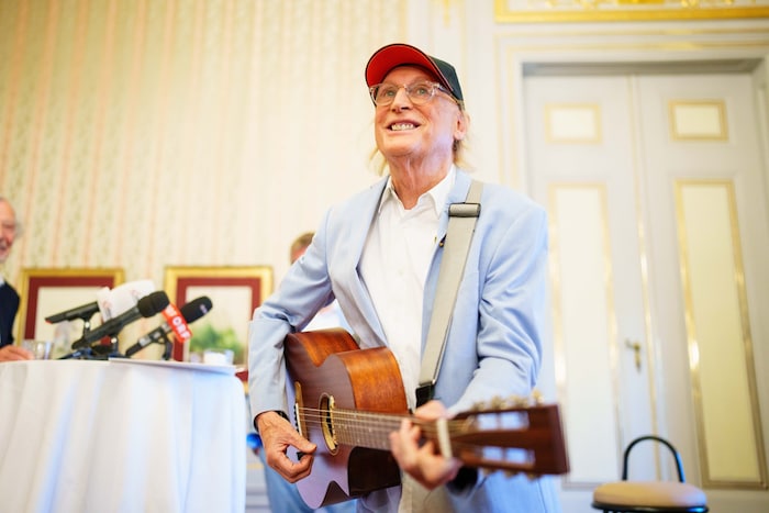 Otto griff zur Gitarre und gab ein Ständchen