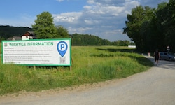 Auf dieser Wiese soll der neue Parkplatz entstehen. 