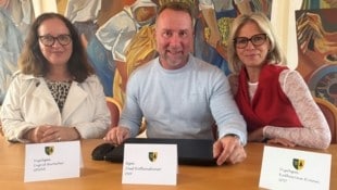 Neue Gemeindespitze – drei Parteien: Burtscher (GRÜNE), Rothensteiner (ÖVP) und rechts die neue ...